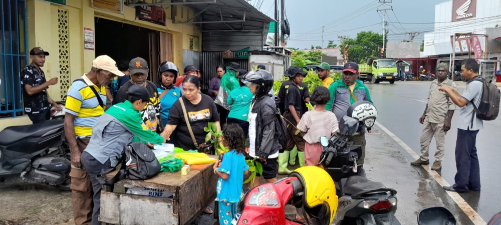 Aksi Bagi Bibit Gratis KPHL Biak